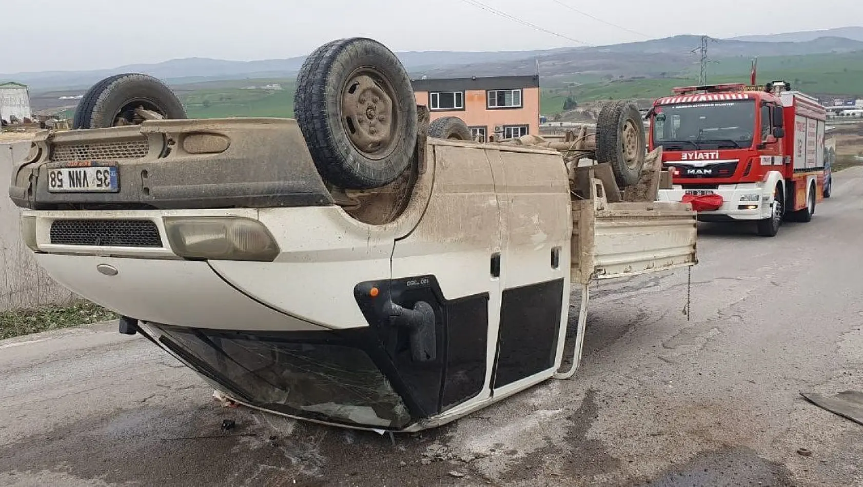 Susurluk'ta takla atan kamyonet sürücüsü yaralandı