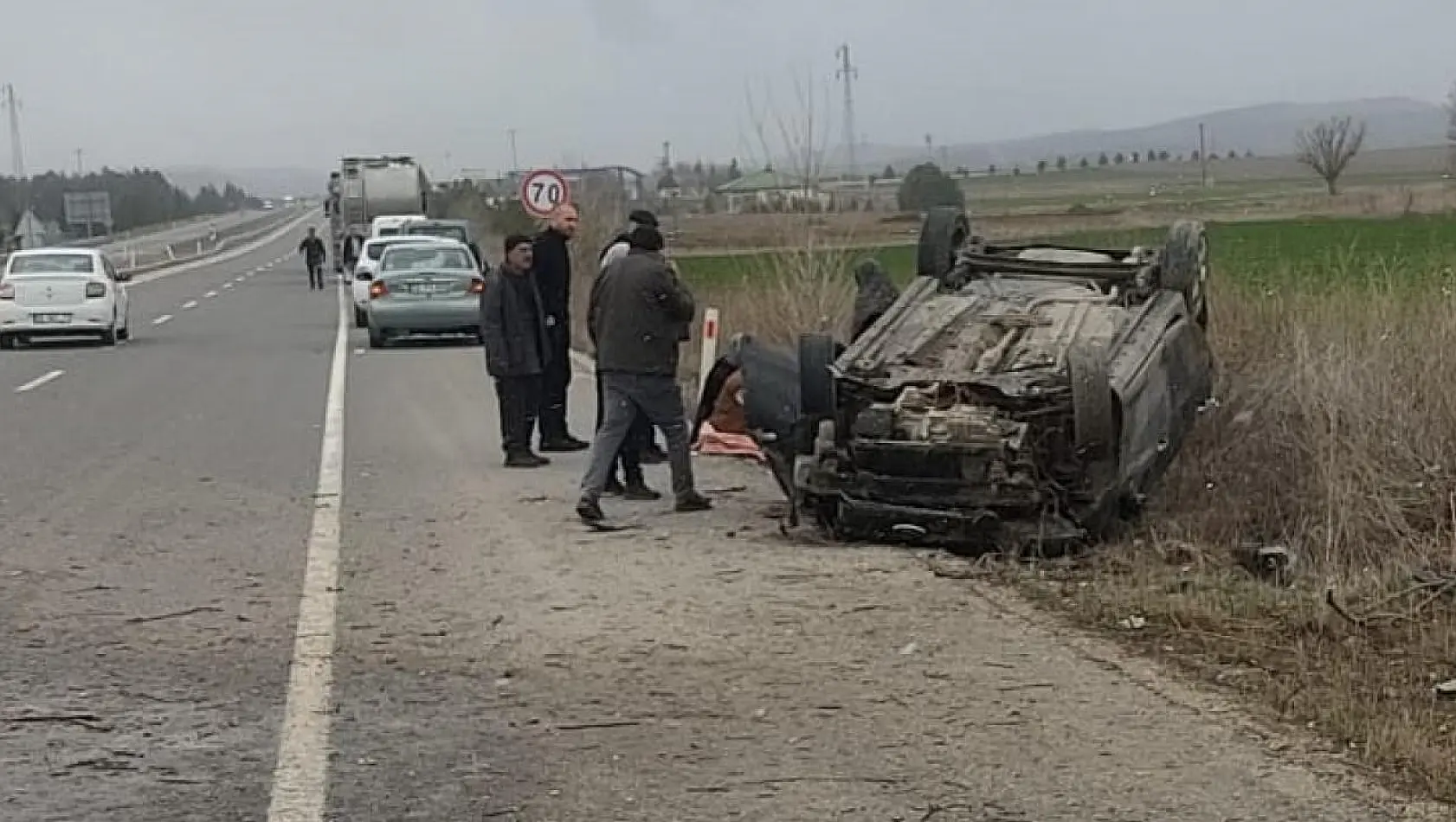 Takla atan otomobil ters döndü: 2 yaralı