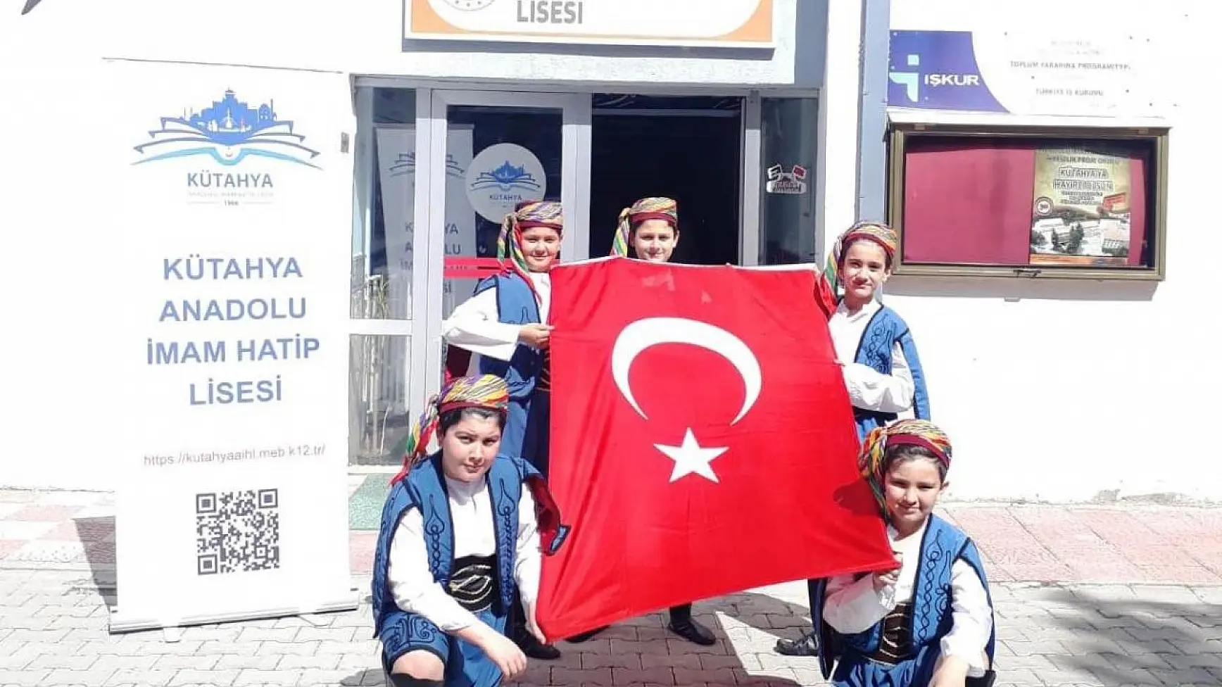 Anadolu İmam Hatip Lisesi öğrencileri farklı ülkelerde Kütahya'yı tanıtıyor