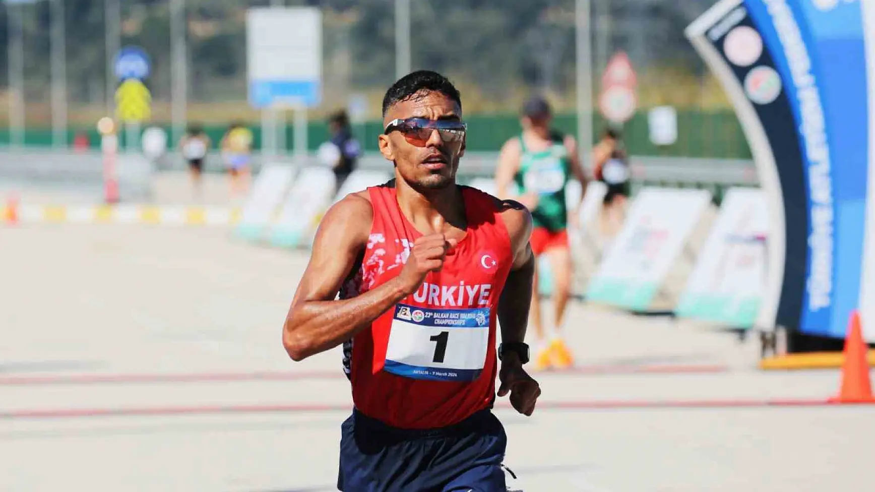 Ayvalıklı atlet Şahin Şenoduncu Antalya'da dünyanın en iyileriyle yarışacak
