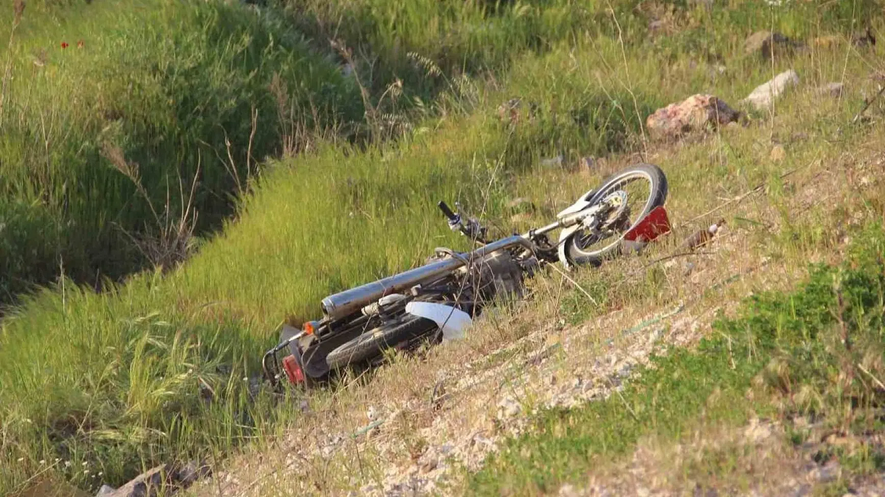 Bariyerlere çarpan motosiklet dere yatağına uçtu: 2 genç hayatını kaybetti