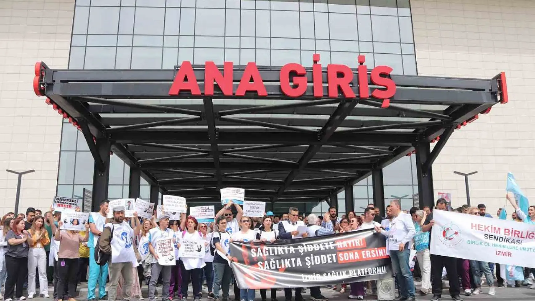 İzmir'de sağlık çalışanlarına şiddette meslektaşlarından tepki
