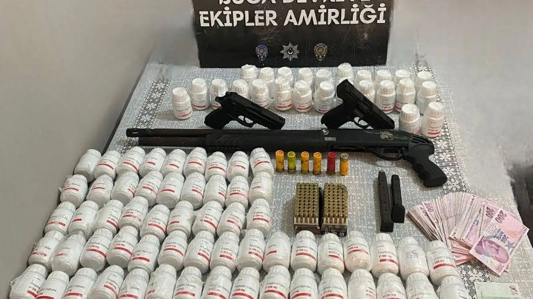 İzmir'de uyuşturucu operasyonu: 5 bin 589 sentetik hap ele geçirildi