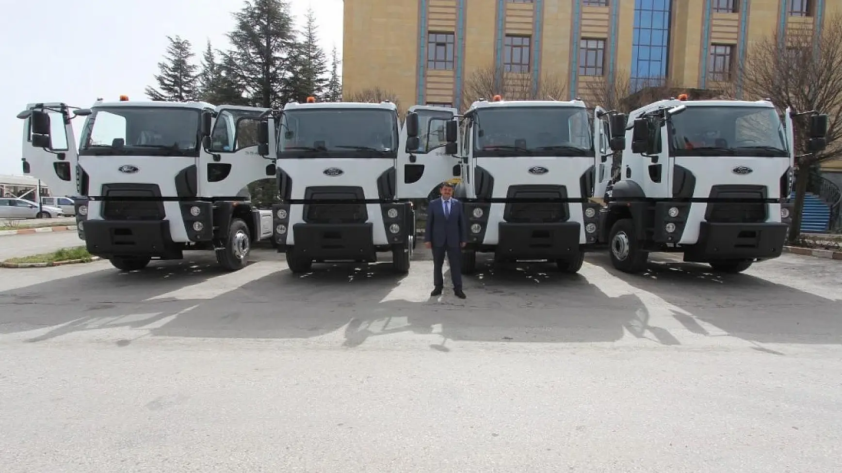 Kütahya İl Genel Meclisi Başkanı Muammer Özcura: '8 yeni kamyon Özel İdaremize güç katacak'