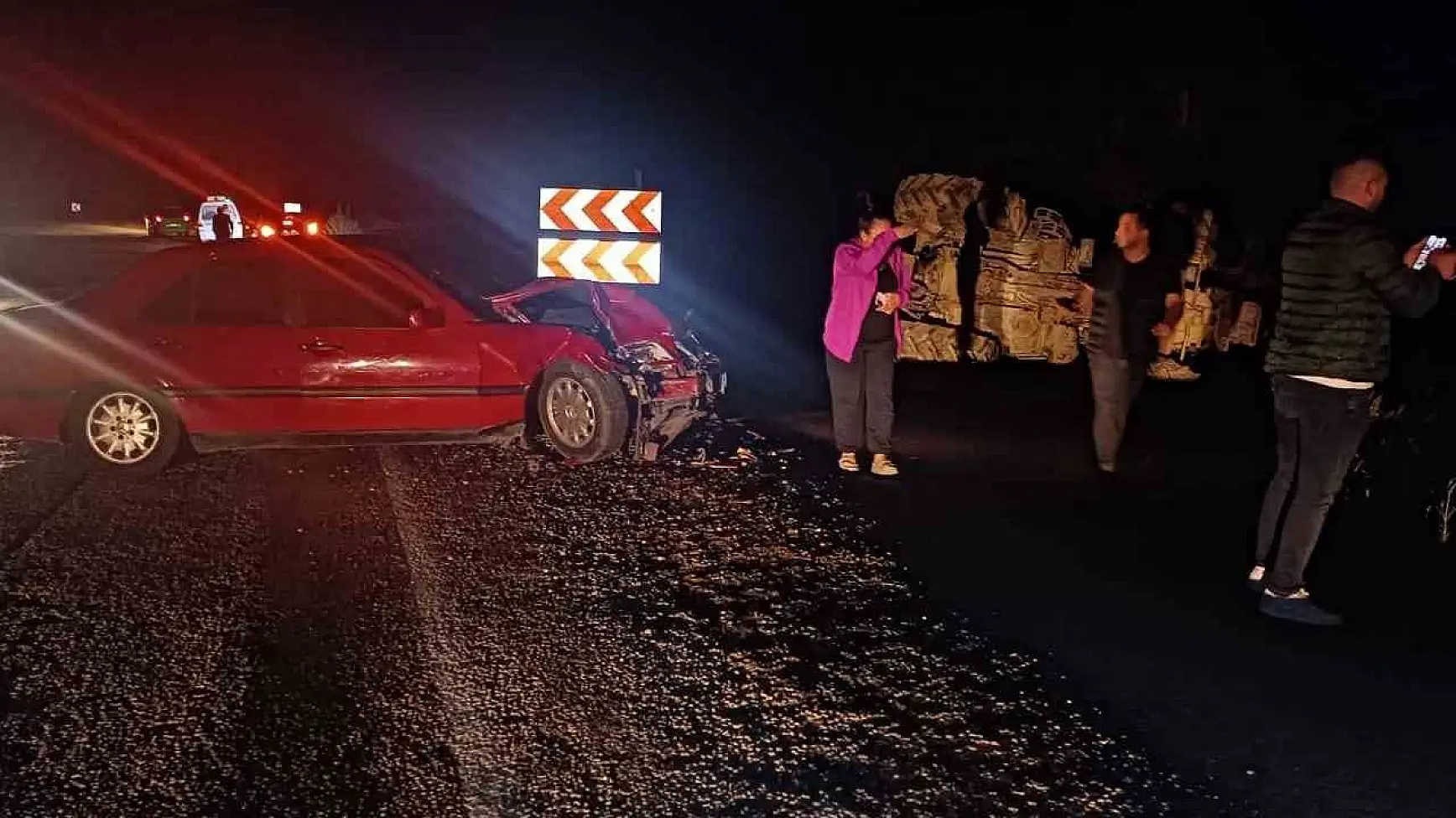Yenice'de otomobil traktöre çarptı 2 kişi yaralı