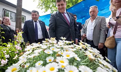 İzmir'in geleneksel festivaliyle Bayındır'da yine çiçekler açtı