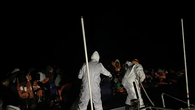 Ayvacık açıklarında Yunan unsurlarınca ölüme terk edilen 47 kaçak göçmen kurtarıldı