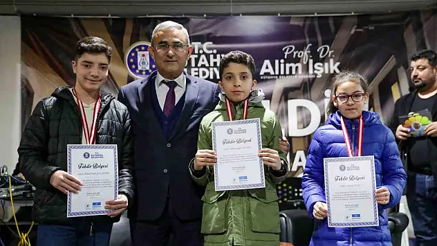 Kütahya Belediyesi, en çok kitap okuyan öğrencileri ödüllendirdi