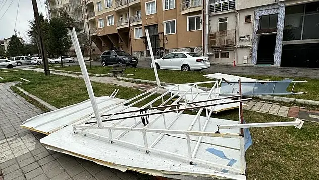 Kütahya'da şiddetli fırtına nedeniyle uçan çatı elektrik tellerini kopardı