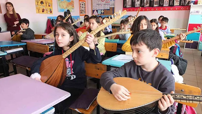 Balıkesir'de öğrenciler sınıfça bağlama öğreniyor