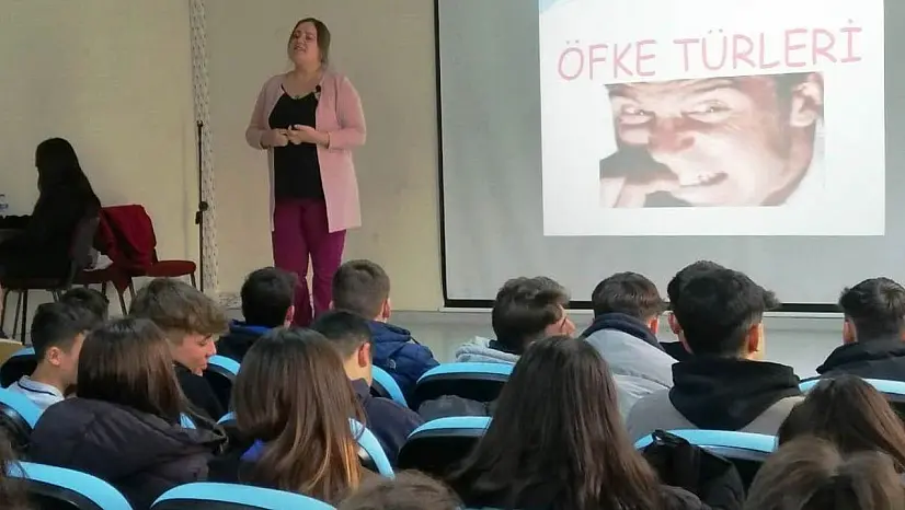Burhaniye Belediyesi'nden liseli gençlere seminer