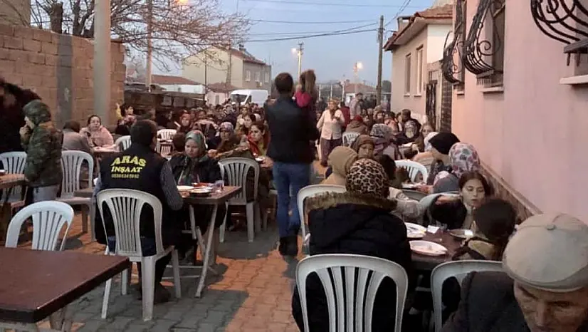 Burhaniye'de iftar yemekleri yüzlerce vatandaşı buluşturuyor