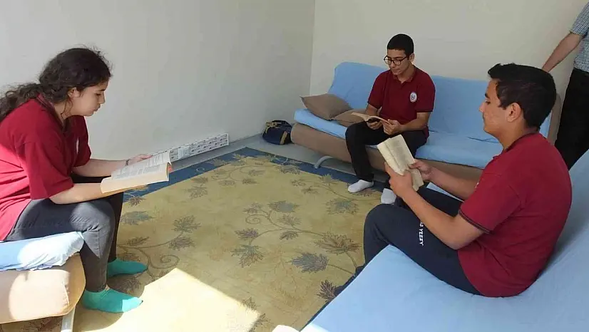 Burhaniye İHL'de öğrenciler okula yüzlerce kitap kazandırdılar