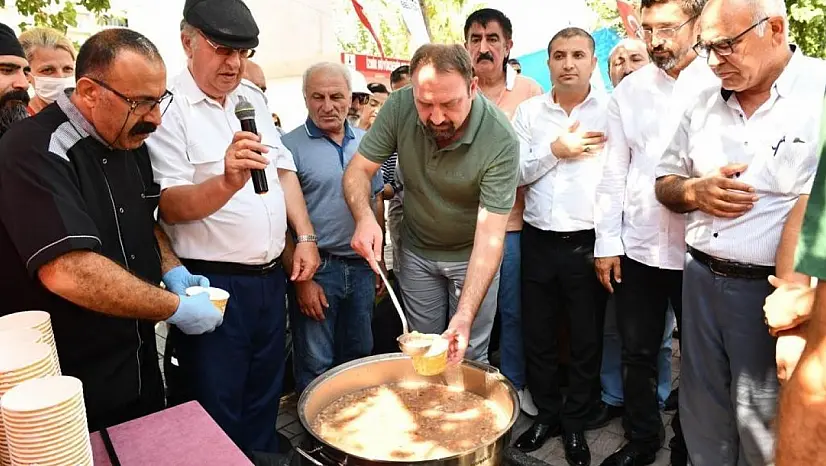 Çiğli Belediyesinden vatandaşlara aşure ikramı