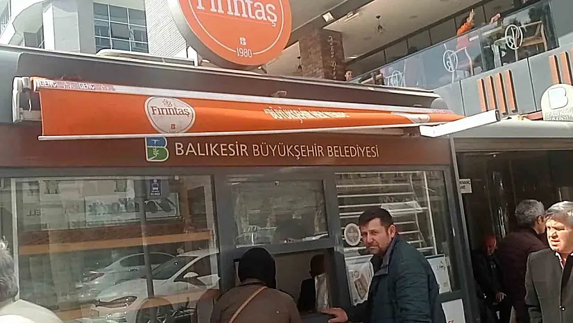 Edremit'te vatandaş Fırıntaş'ın 350 gramlık pidesine hücum etti
