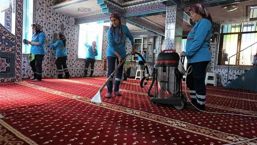 Efeler Belediyesi'nden ibadethanelerde temizlik çalışması