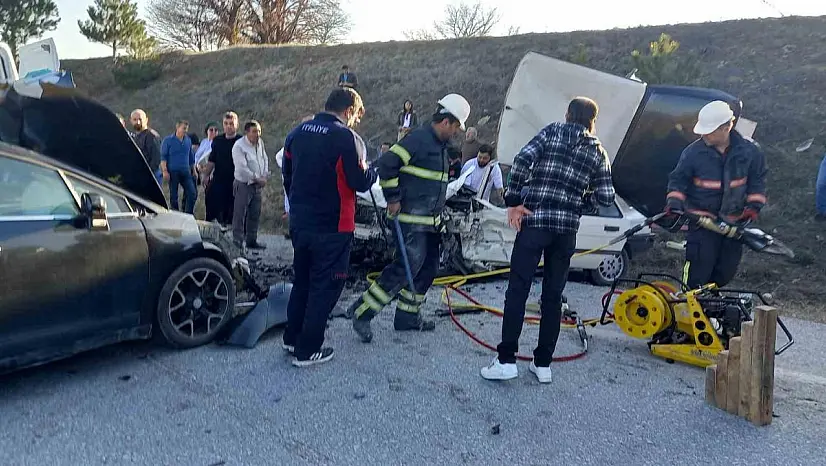 Gediz'de iki otomobil kafa kafaya çarpıştı: 1 ölü, 3 yaralı