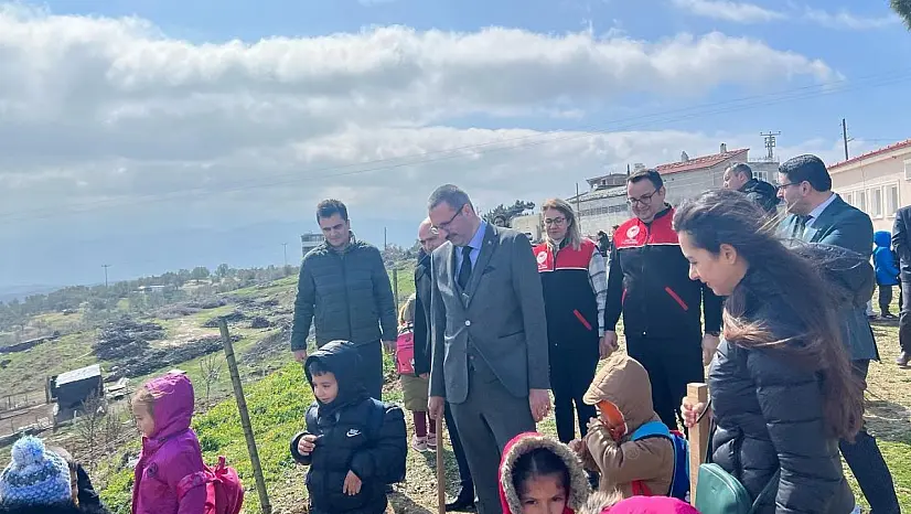Geleceğe nefes olacak fidanlar minik ellerle toprakla buluştu