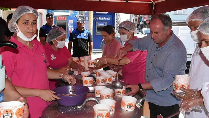 Germencik Belediyesi Ortaklar Mahallesi'nde aşure dağıttı