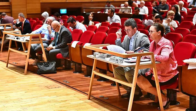 İzmir Büyükşehir Belediyesi depremzedelere desteği sürdürüyor