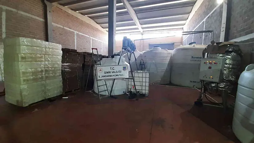 İzmir'de sahte içki tacirlerine darbe: 25 ton sahte/kaçak alkol ele geçirildi