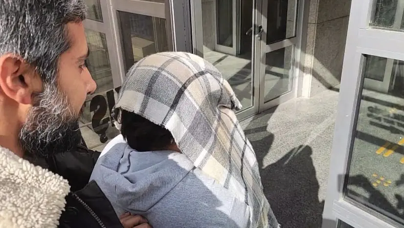 Kızını boğup eşinin içerisinde olduğu evi ateşe veren anne adliyeye sevk edildi