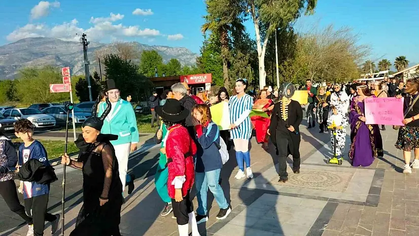 Köyceğiz'de tiyatrolar gününde renkli görüntüler yaşandı