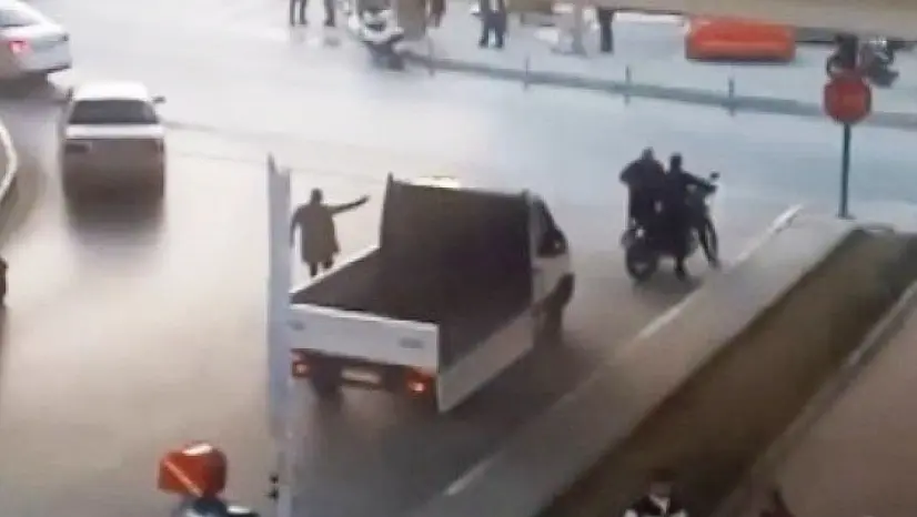 Kuşadası'nda 'kırmızı ışıkta geçme' kavgasının yeni görüntüleri ortaya çıktı