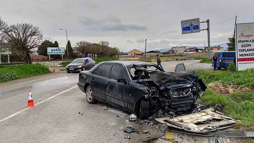 Manisa'da tır ile otomobil kafa kafaya çarpıştı: 1 ölü