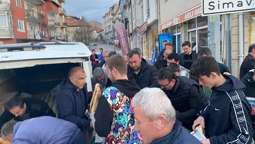 Pideyi sıcak tüketmek için birbirleriyle yarışıyorlar