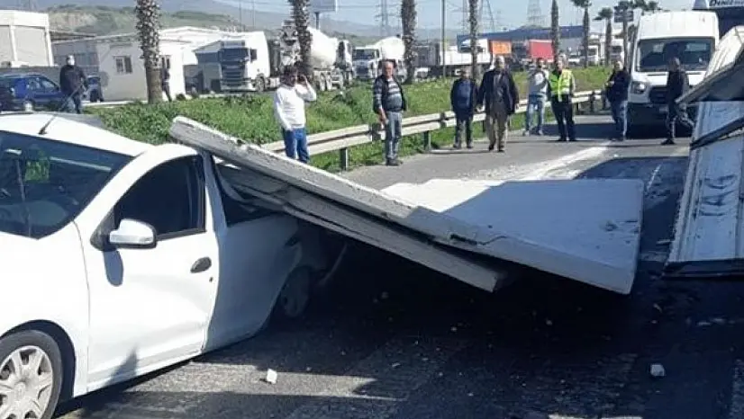 Trafik ışıklarında aracın üzerine duvar düştü
